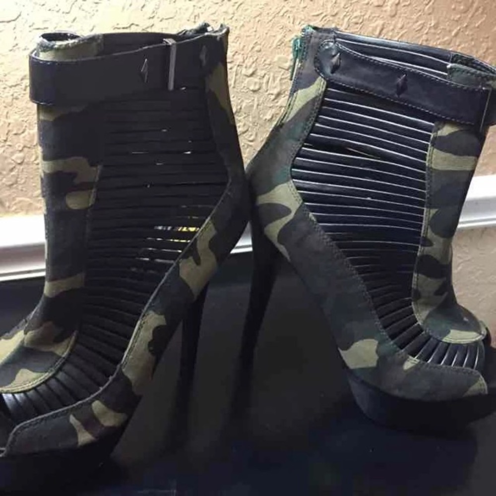 Heels - Picture 4 of 4