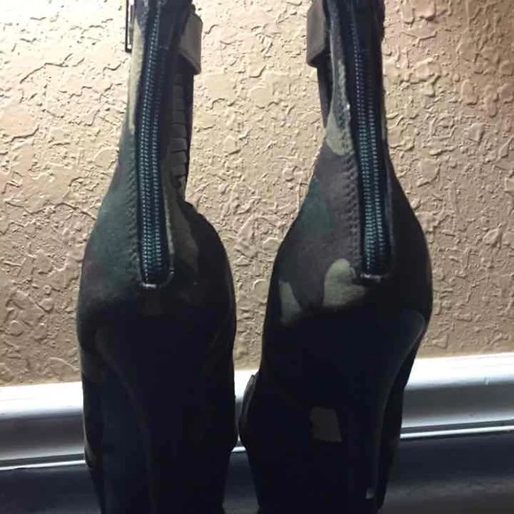 Heels - Picture 2 of 4