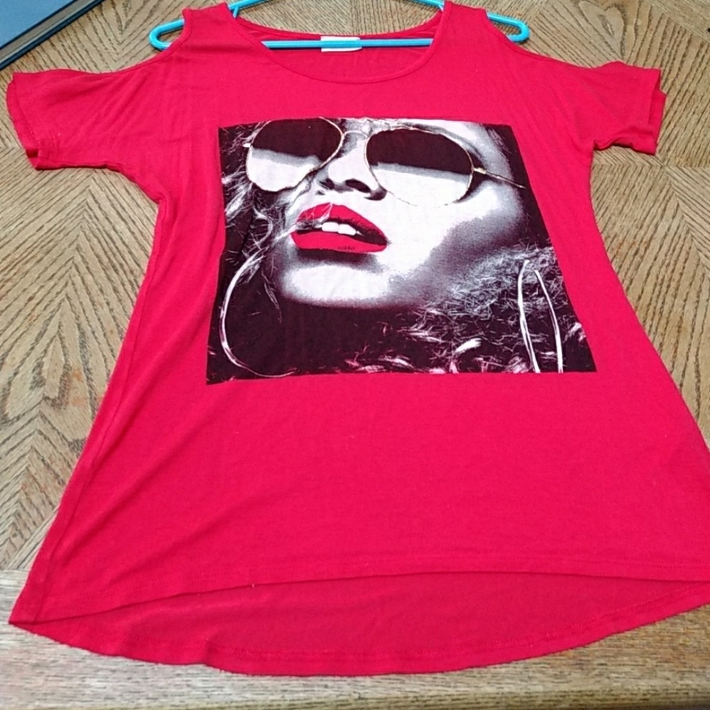 Shirt with open shoulders