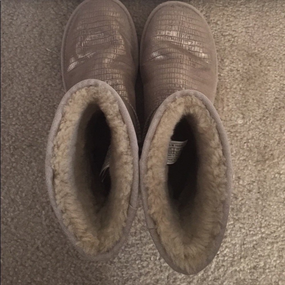 RARE DECORATIVE UGGS BARELY WORN!!! - Picture 3 of 5