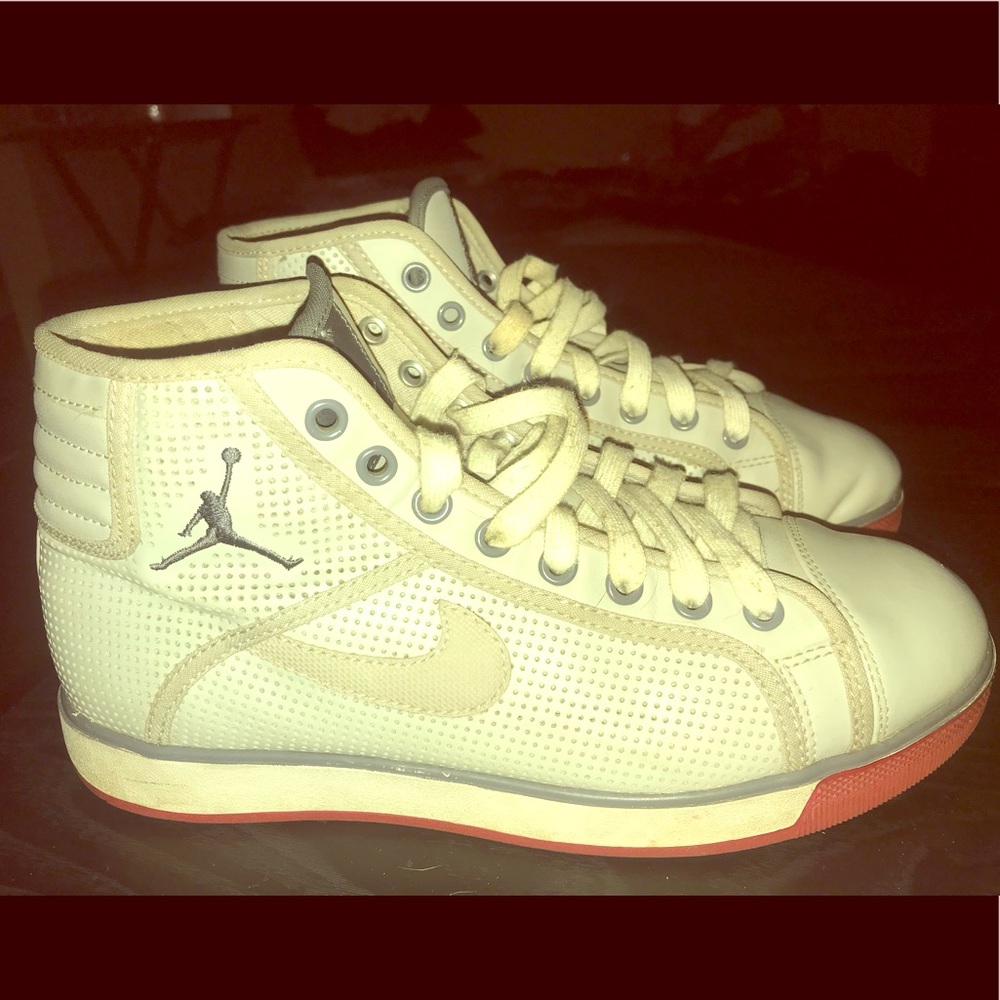 👟Sky high red and gray Jordan’s👟