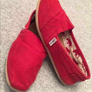 Classic Red Tom's Size: 6