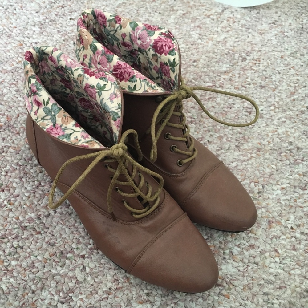 ๐ธ๐ธ Vintage Style Lace Up Boot Floral - Picture 1 of 4