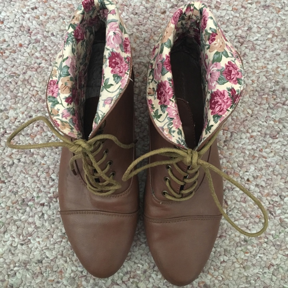 ๐ธ๐ธ Vintage Style Lace Up Boot Floral - Picture 2 of 4