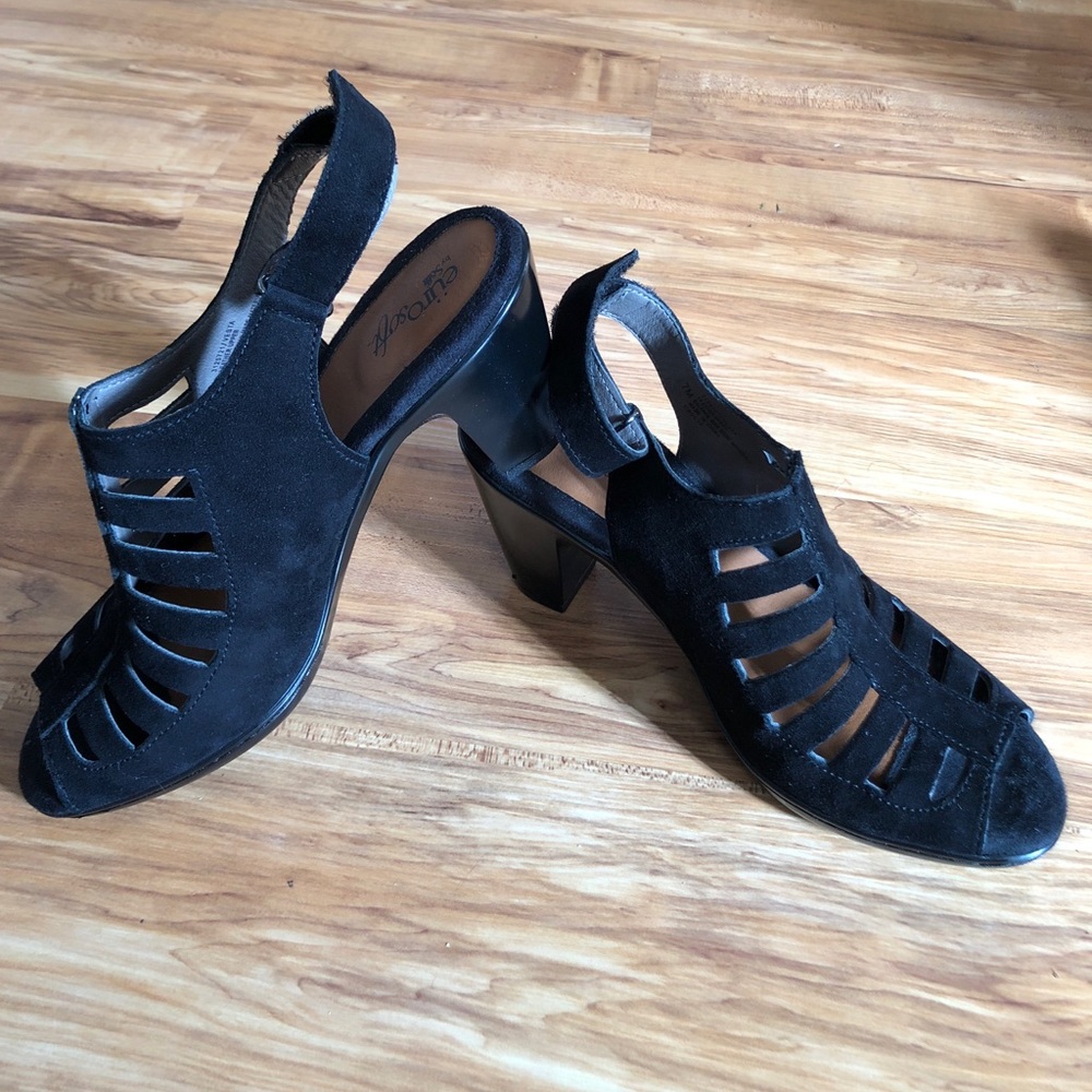 Softi black suede shoe