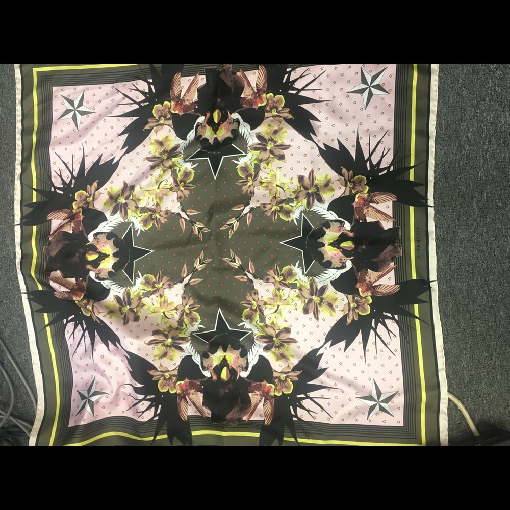 Givenchy Sarf