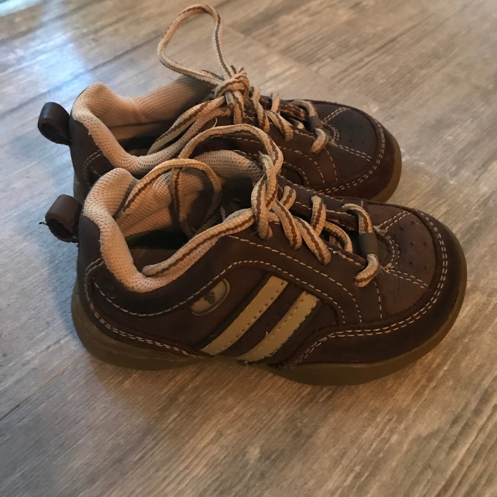 Buster Brown lace up shoes