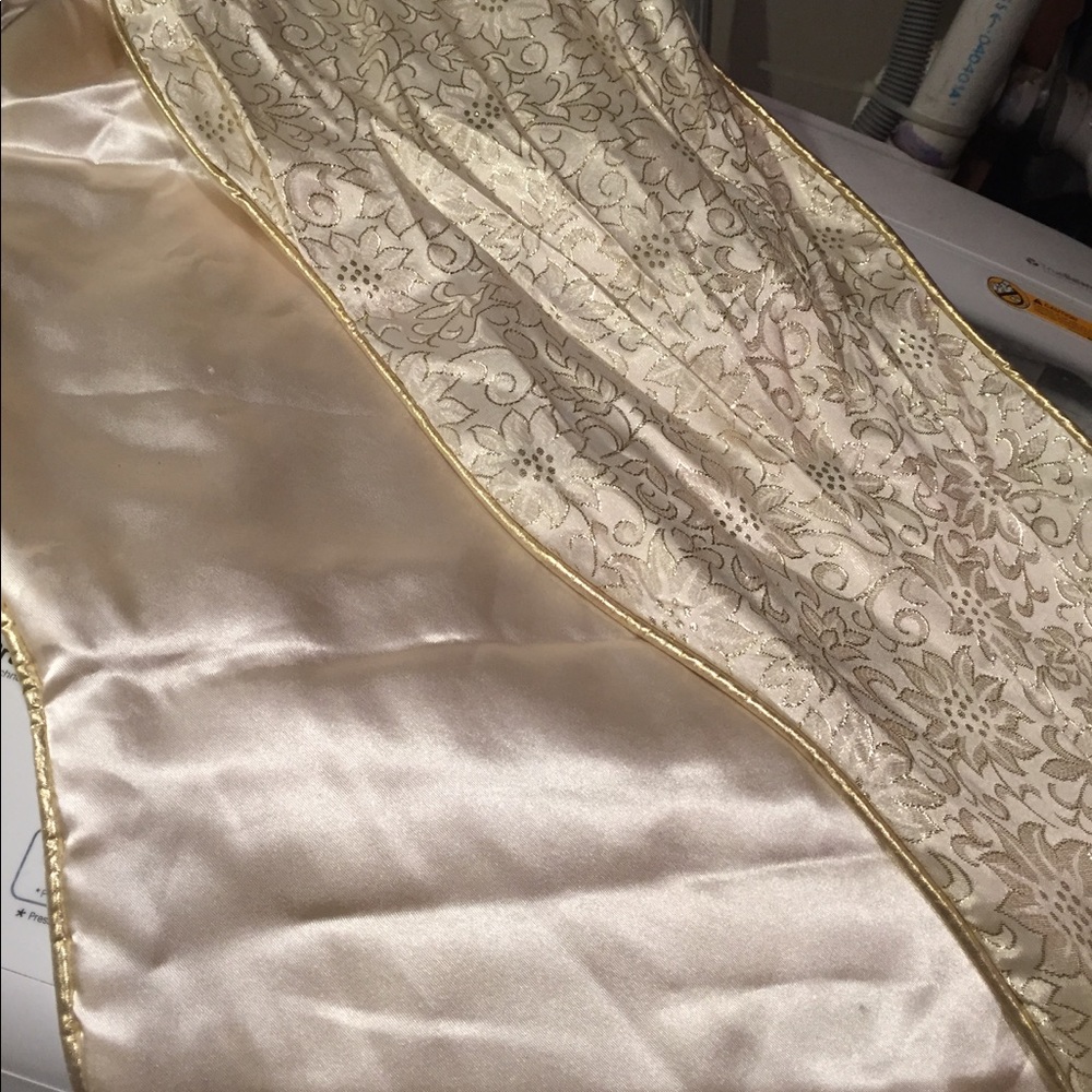 Table runner - Picture 1 of 1