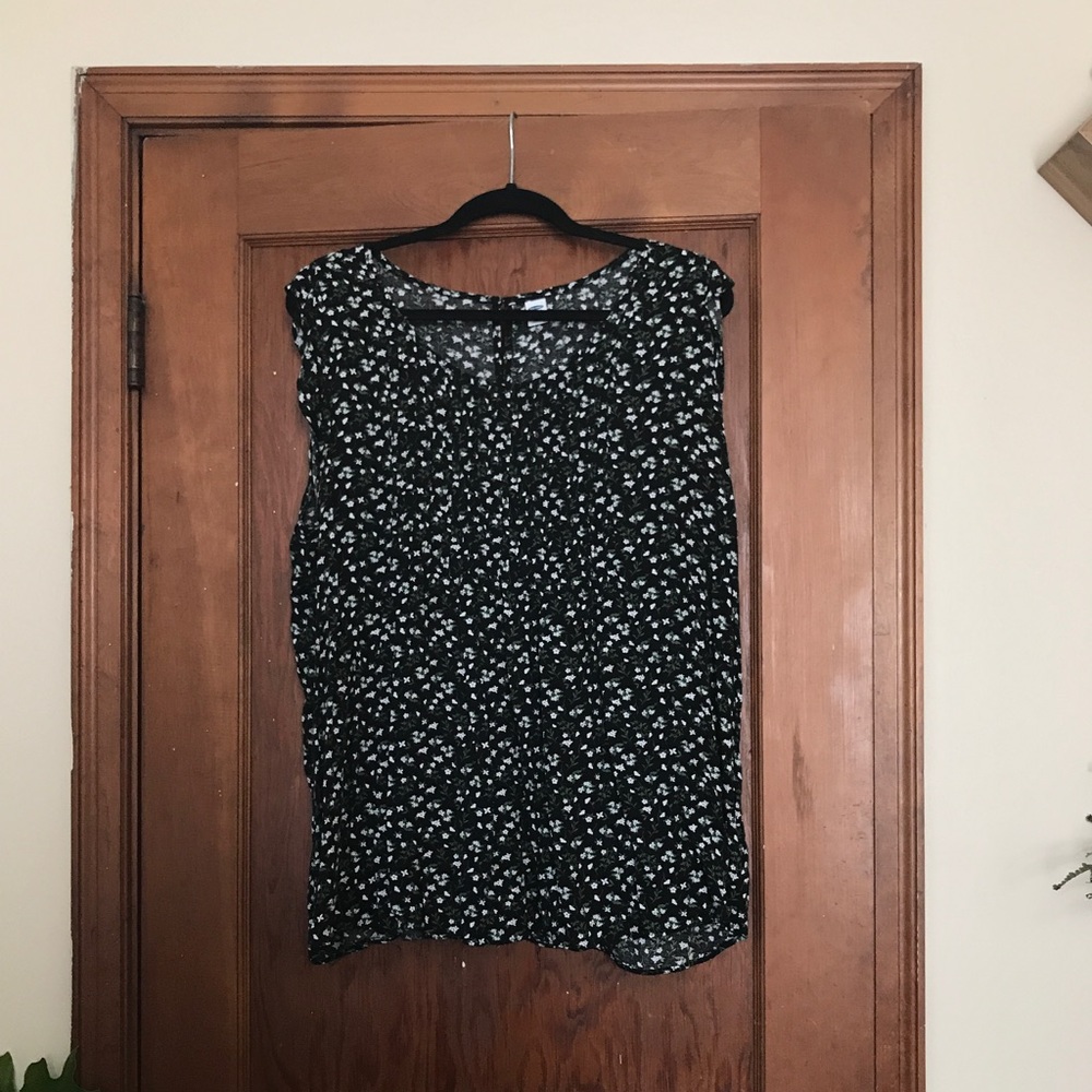 PLUS SIZE Swingy Floral Shirt w/ Flutter Sleeves