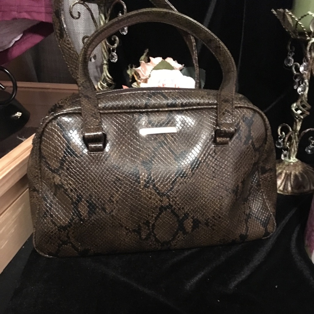 nine W. bag in snakeskin patent excellent cond