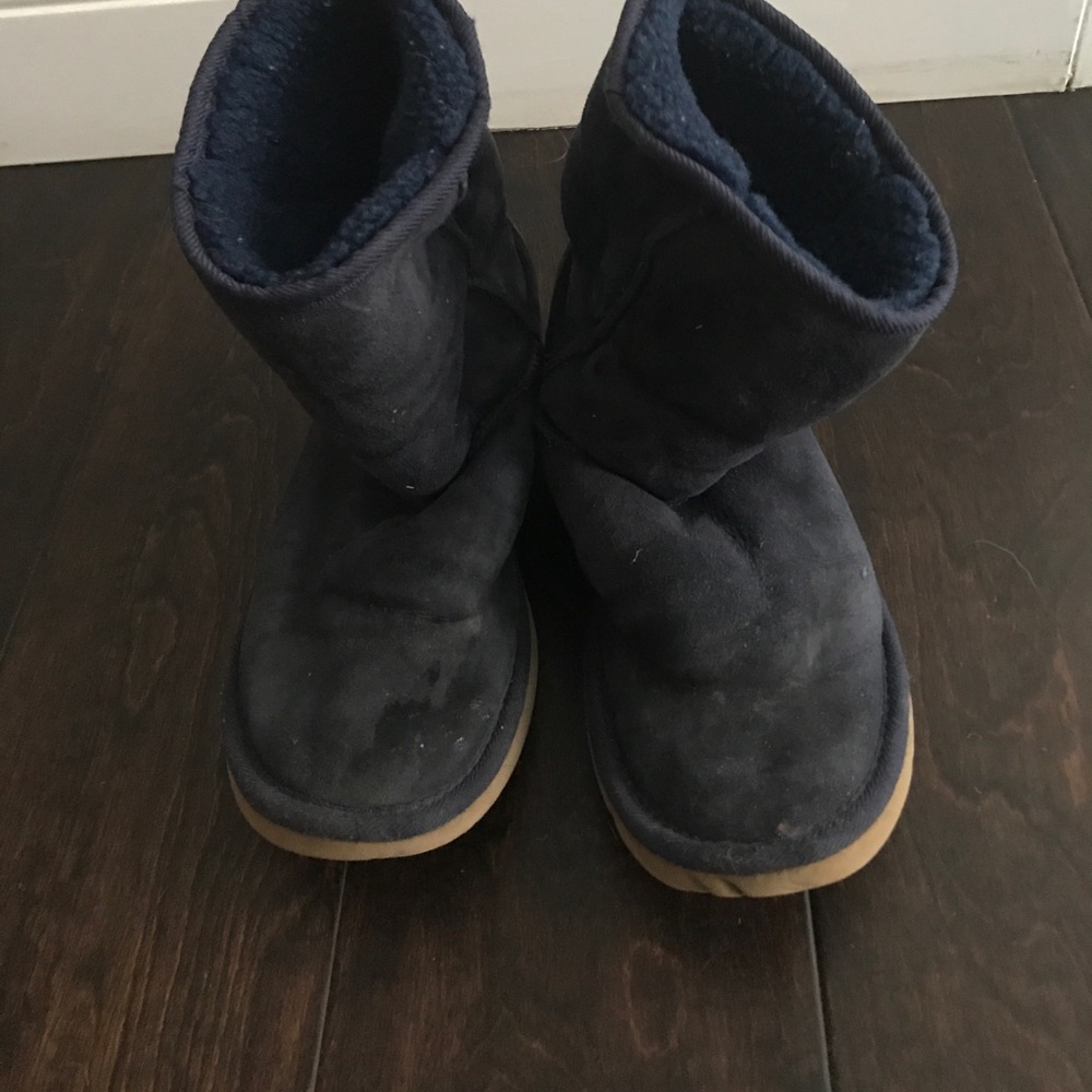 UGG classic short in Navy Blue with tan bottoms