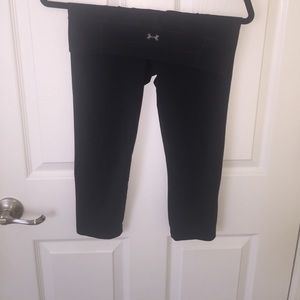 Black cropped under armor leggings