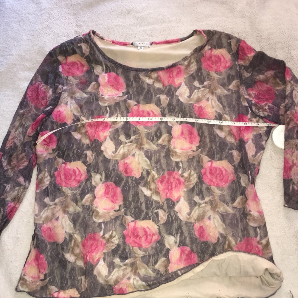 rose patterned lace 3/4 sleeve. lined
