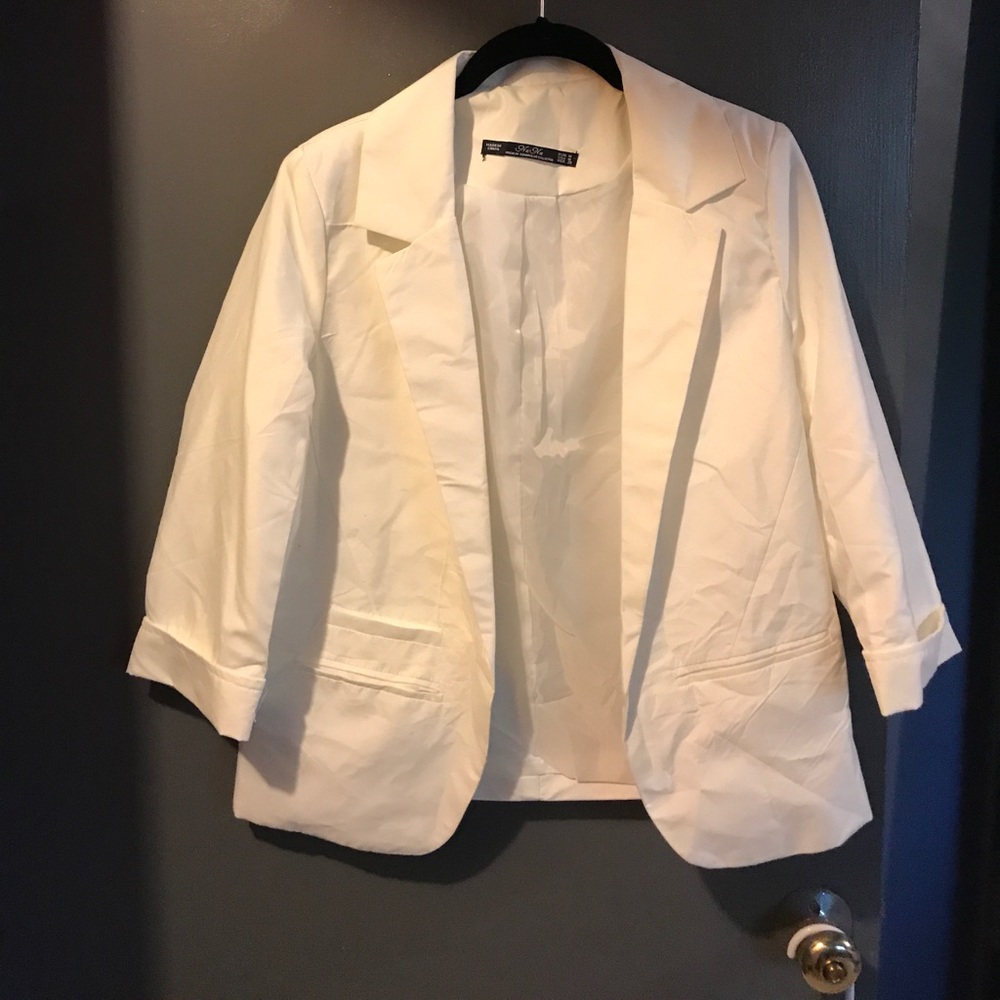 Casual blazer/jacket in white.