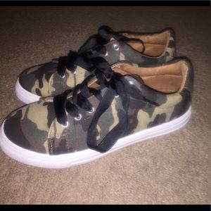 Qupid Camo sneakers size 8 BRAND NEW!!