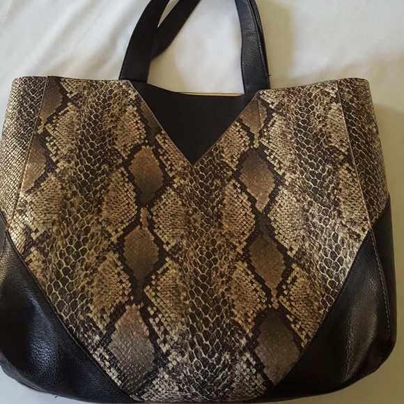 JustFab Handbags - Snake print tote and crossbody set♥️2 looks in 1!