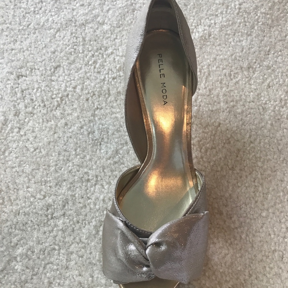 Pelle Moda Alera Bow Detail Metallic d’Orsay Pumps
