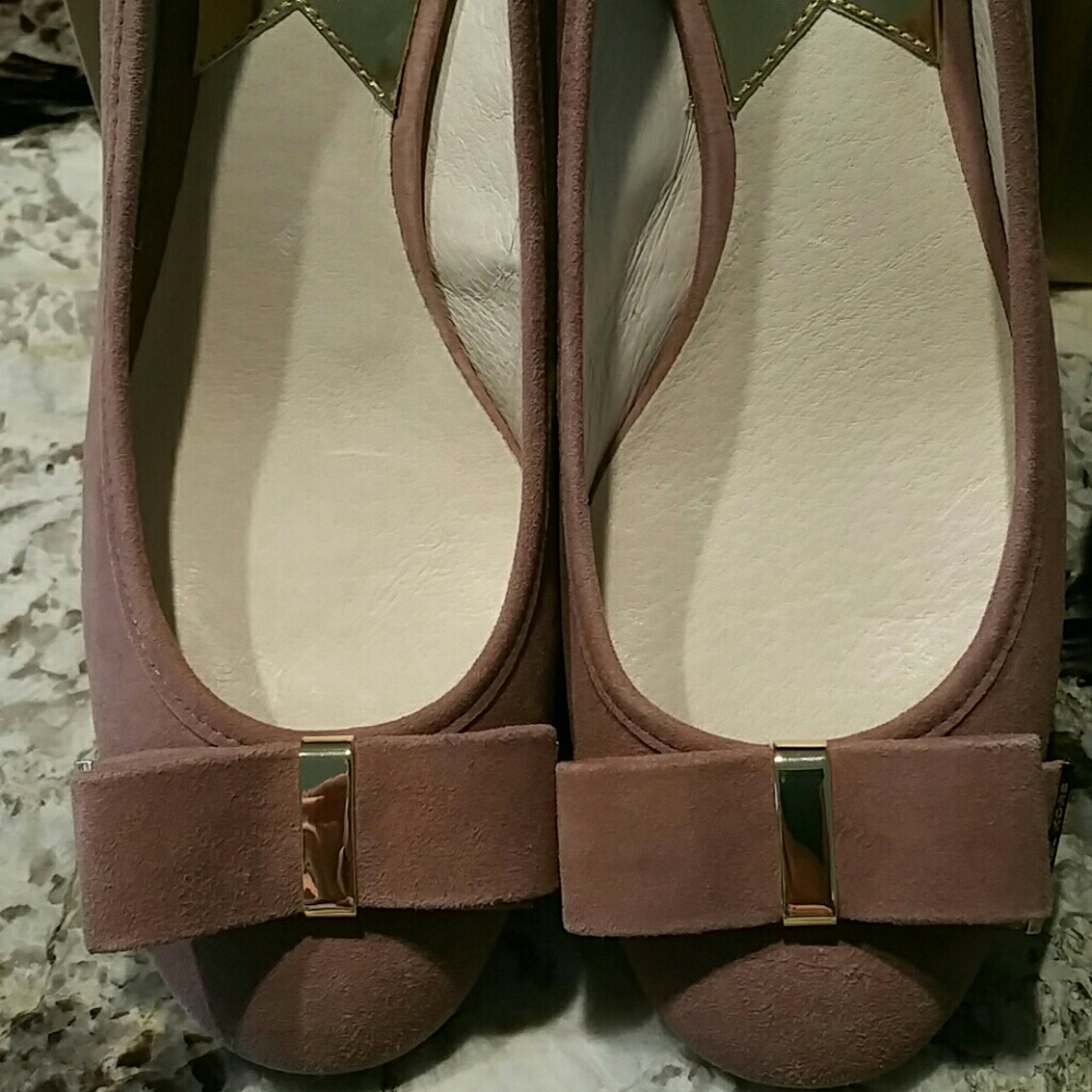 New Michael Kors Mid Pump Shoes $30.00