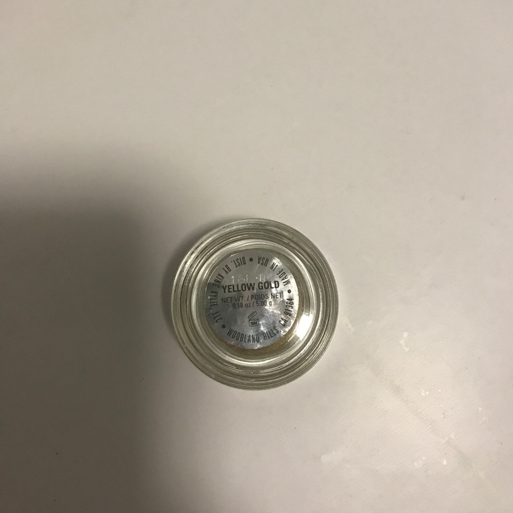 Kylie Cosmetics Creme Shadow Yellow Gold.