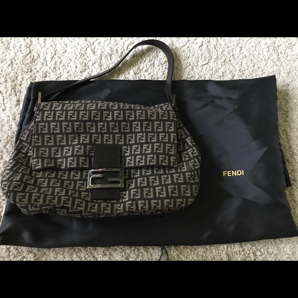 💯% Authentic Fendi small shoulder bag