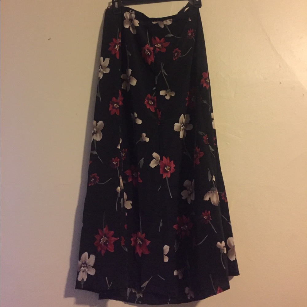 Kathy Ireland Medium black floral skirt. Ras1501