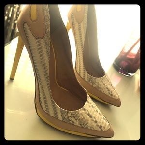 LAMB Pump Gorgeous Alligator Creme & Splash Yellow