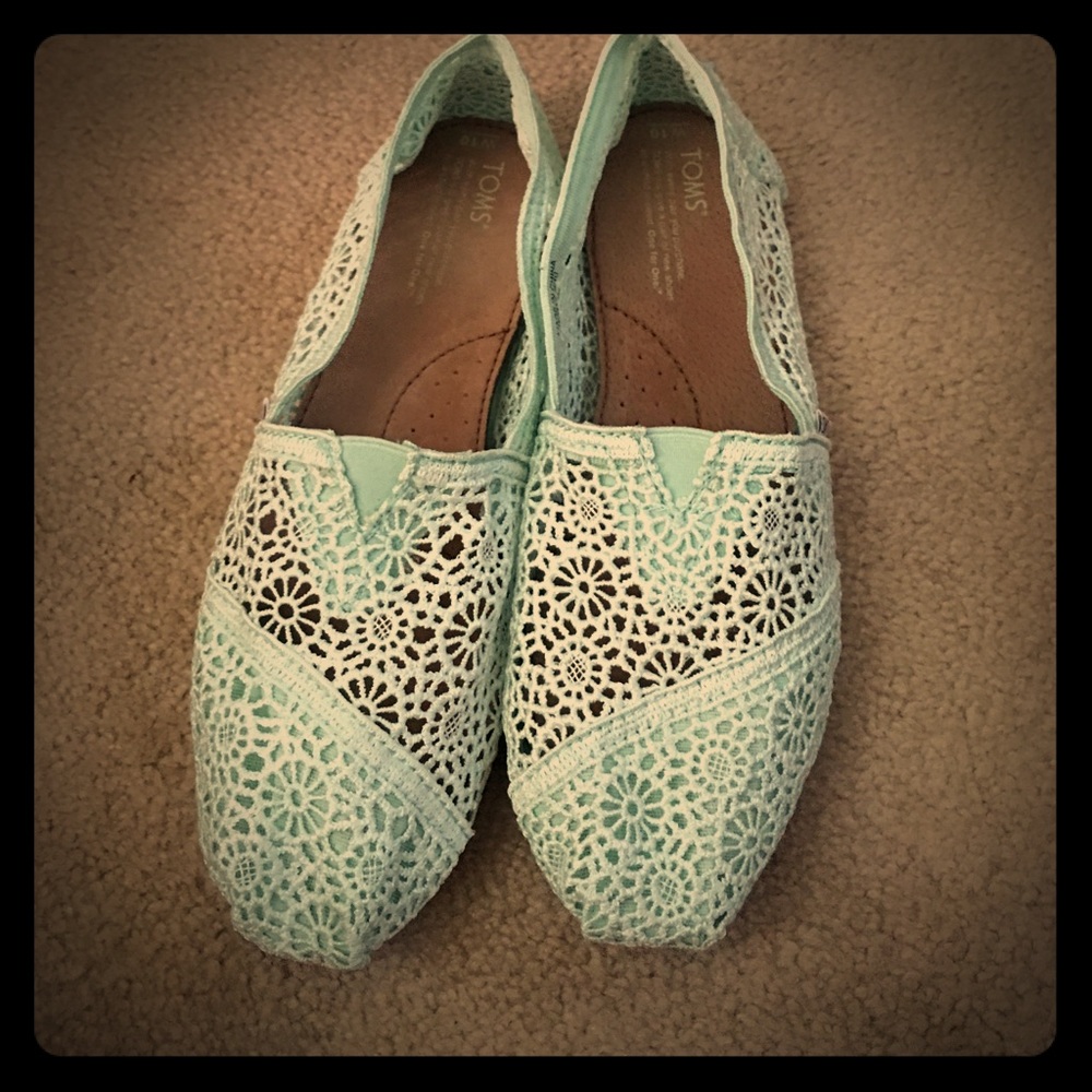 Crochet teal Toms