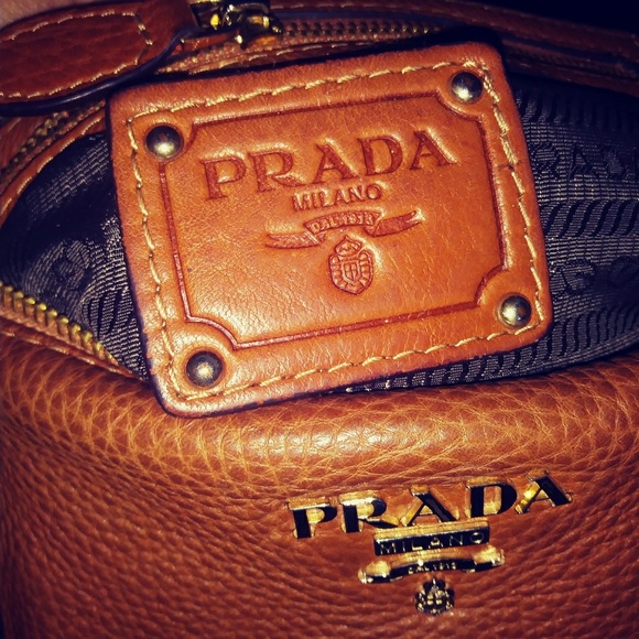 Prada Purse can be used as a cross body as well - Picture 4 of 8