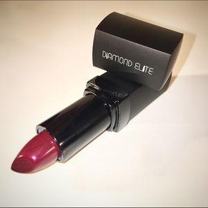 Xtreme Semi Matte Lipstick•Color: ‘Plum Berry’•