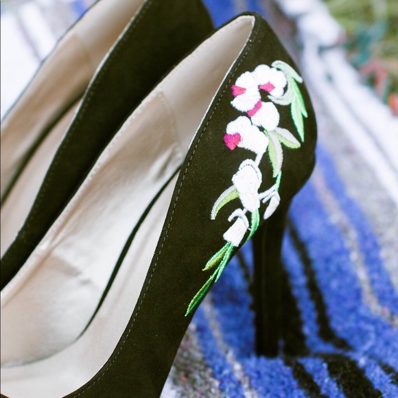 Embroidered Black Heels - Picture 4 of 7