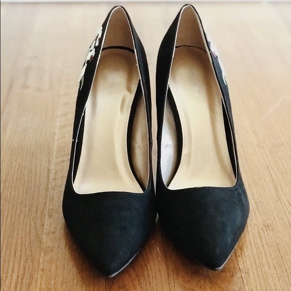 Embroidered Black Heels - Picture 5 of 7