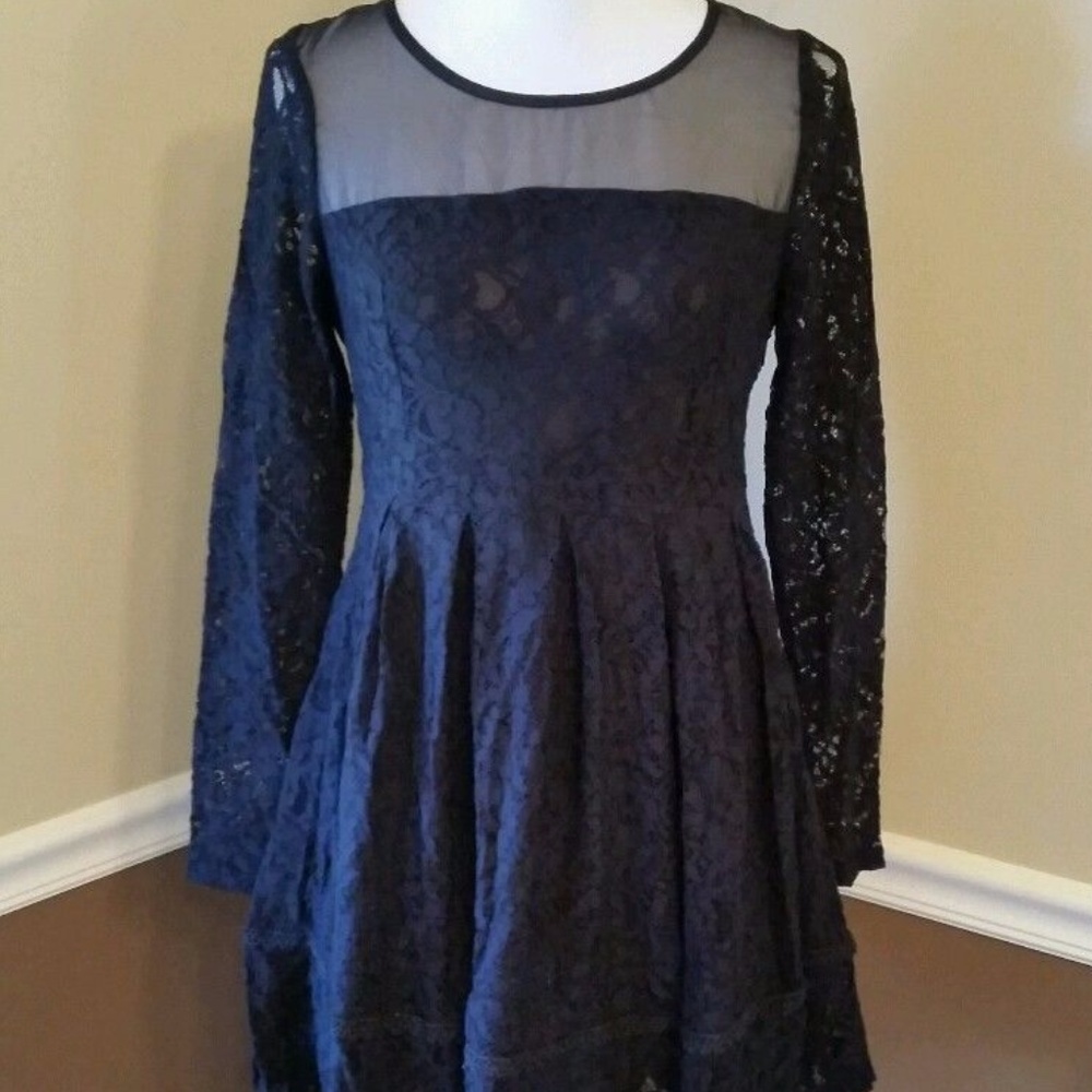 Modcloth Dress M Black Lace Long Sleeves Pleated