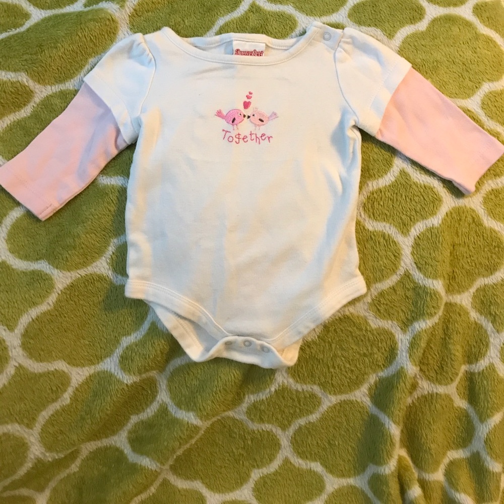 Snugabye long sleeved onesie size 3/6 months