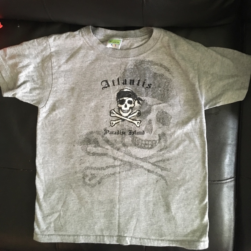 Gray short sleeved T-shirt