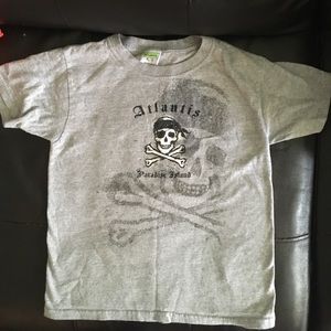 Gray short sleeved T-shirt