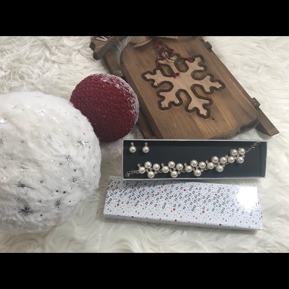 Faux pearl and diamond bracelet & earring set.