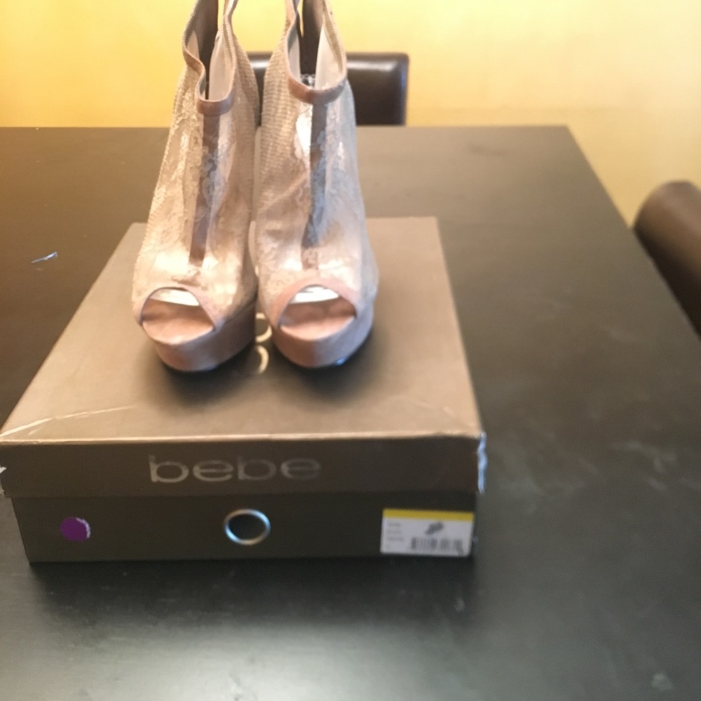 Women's size 9(US) Bebe Olivia peep toe lace heels