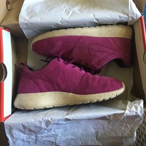 Nike roshe run size 7.5 women suede.