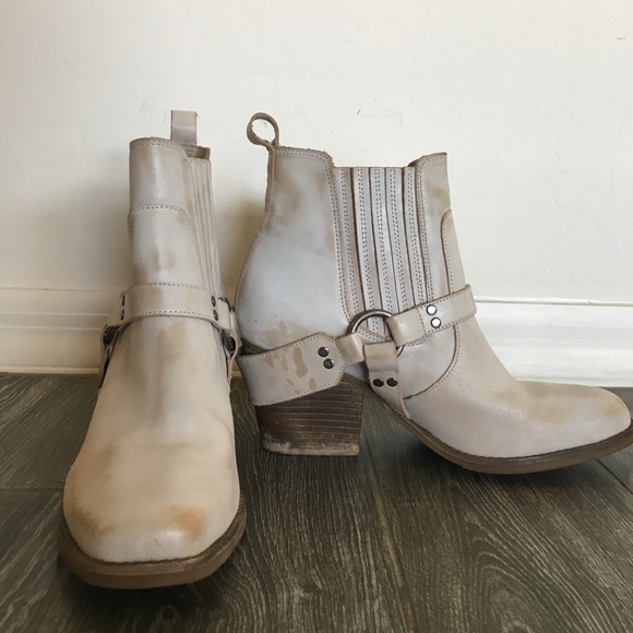 Matisse Shoes - Off-White Matisse Ankle Bootie