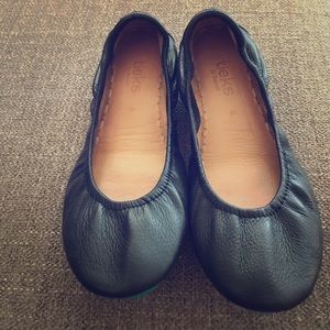 Black tieks flats