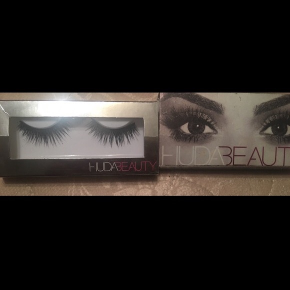Huda lashes - Picture 1 of 1