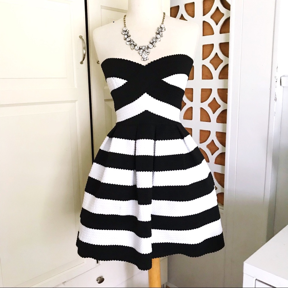 BLACK & WHITE SKATER STYLE STRAPLESS DRESS 😍