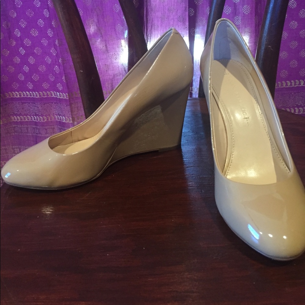 Perfect nude wedges
