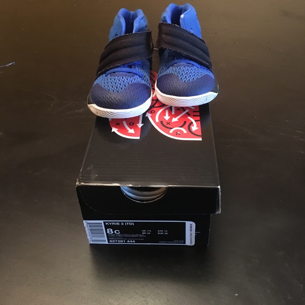 Toddlers boys size 8(US) high top Nike sneakers.
