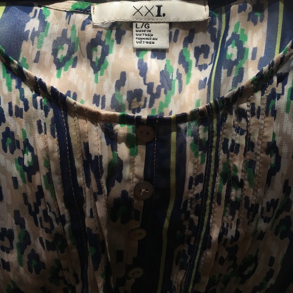 Large Pattern Button Down Blouse - Picture 3 of 3