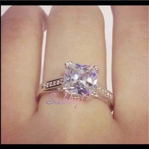 New 18 k white gold engagement ring