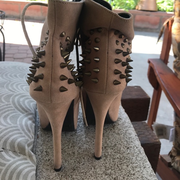 Heels - Picture 3 of 4