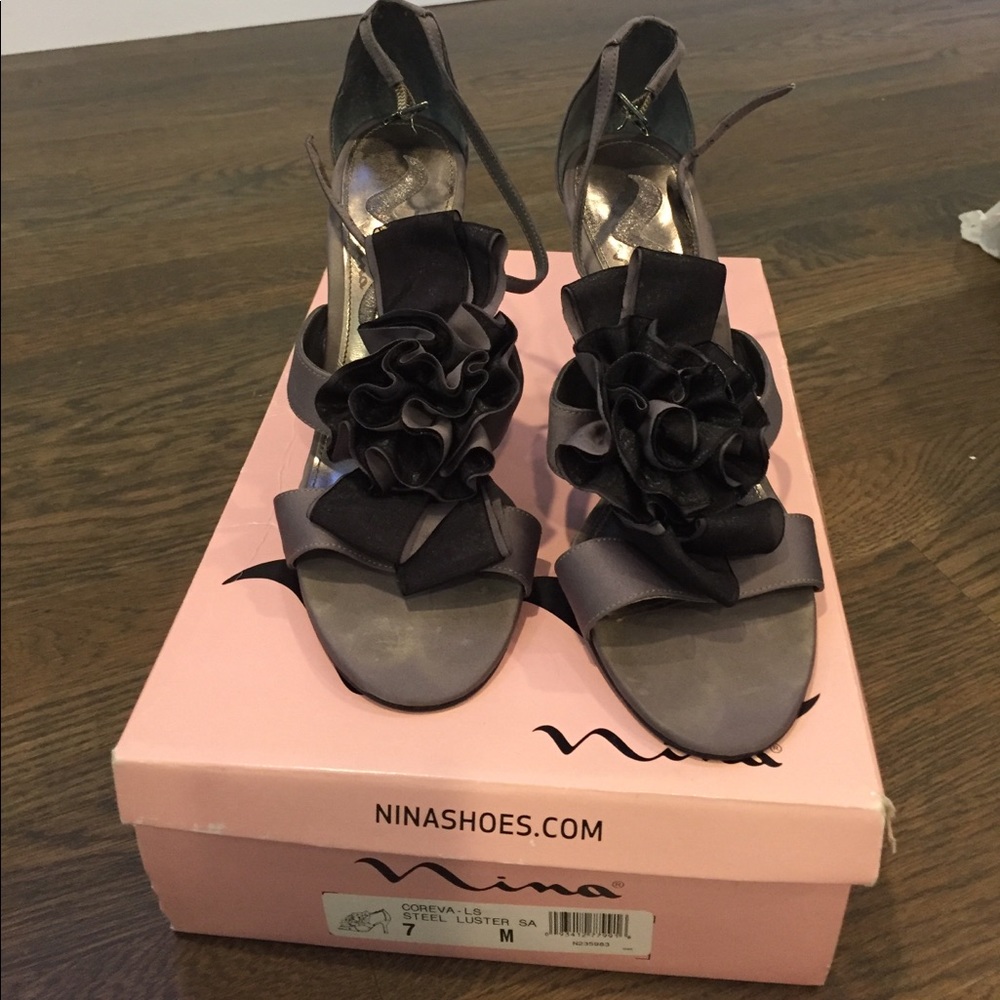 Gray ruffle heel