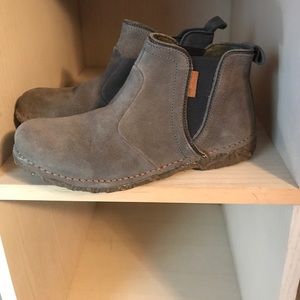 Naturalista suede booties