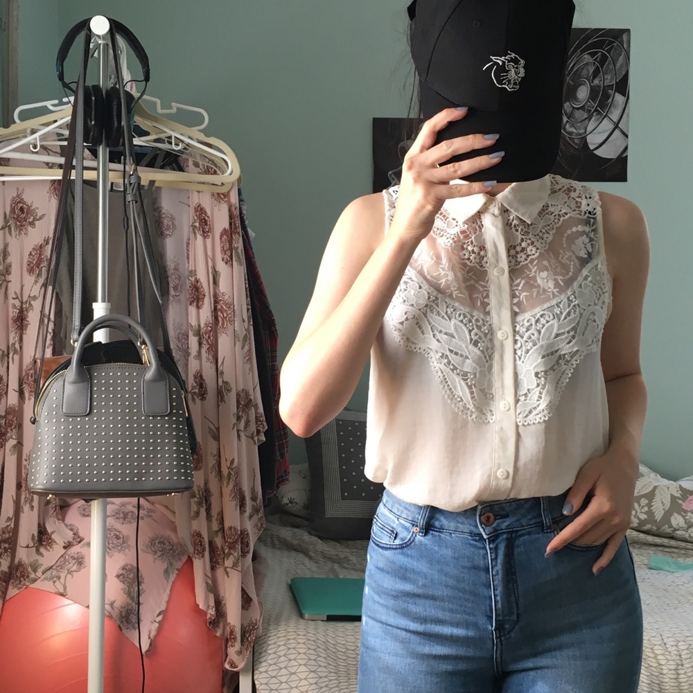 H&M sleeveless button down top